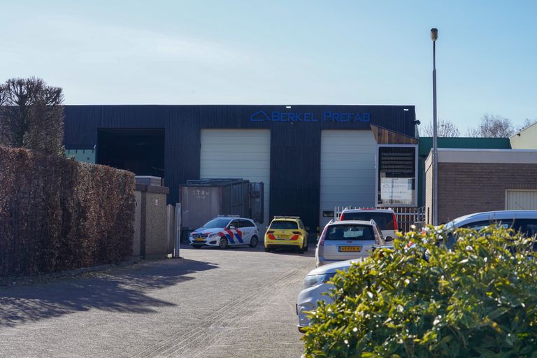 Diverse hulpdiensten kwamen naar het bedrijf Berkel Prefab in Heesch (foto: Gabor Heeres/SQ Vision).