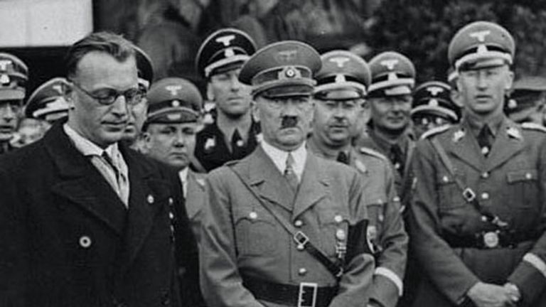 Seyss-Inquart (links) naast Hitler (foto: Deutsches Bundesarchiv)