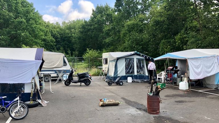 De bewoners hebben hun tenten opgeslagen bij Sportpark Vierhoeven (foto: Erik Peeters).