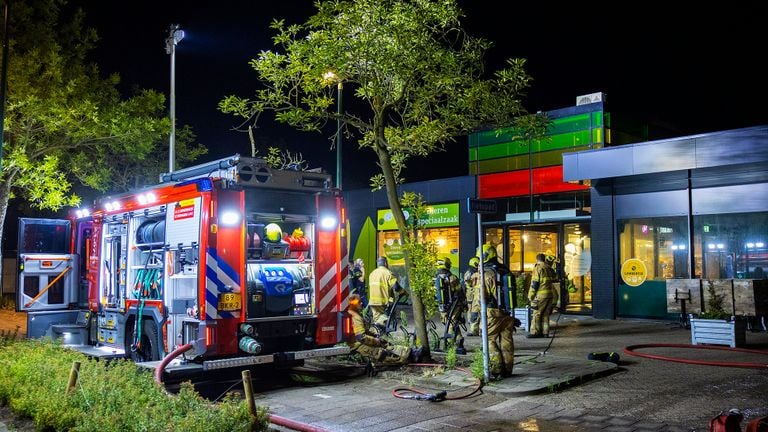 De brand in winkelcentrum Oosterhof in Boxtel brak rond tien uur zaterdagavond uit (foto: Sander van Gils/SQ Vision).