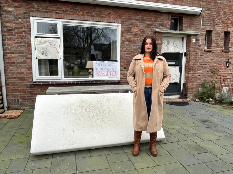 Angelica Farla bij haar vorige huis in de Kerkstraat.