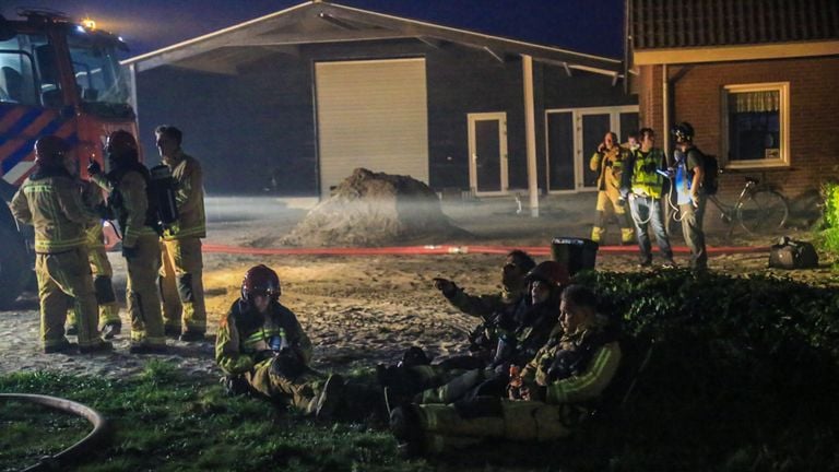 Brandweerlieden zijn al vele uren bezig met het blussen van de brand. Foto: SQ Vision / Harrie Grijseels