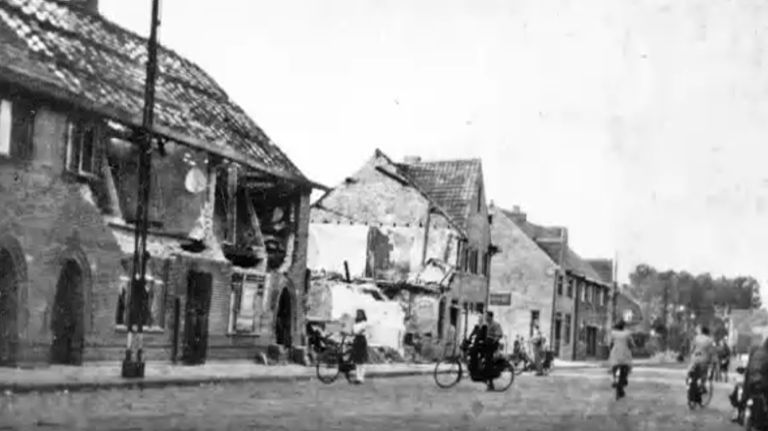 De bommenwerper stortte neer in de Woenselsestraat (Foto: Eindhoven in beeld).