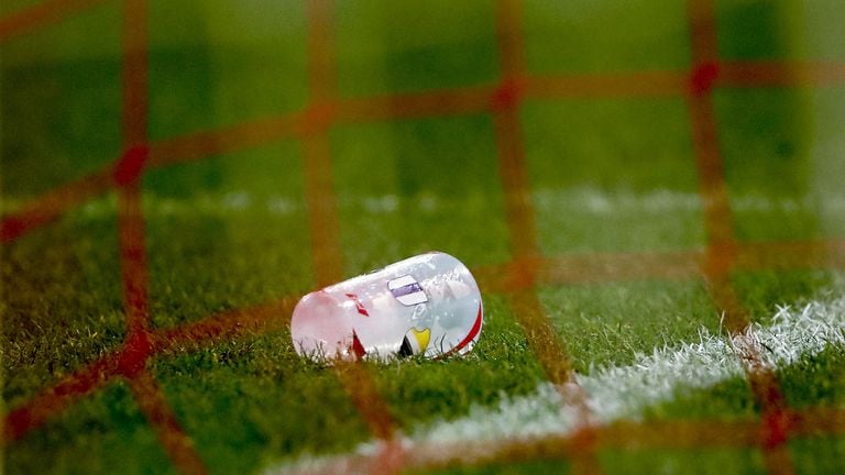 Eén van de plastic bekers die op het veld werden gegooid (foto: ANP).