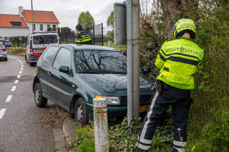 De wagen die in Nispen uit de bocht vloog, wordt door de politie bekeken (foto: Christian Traets/SQ Vision Mediaprodukties). 