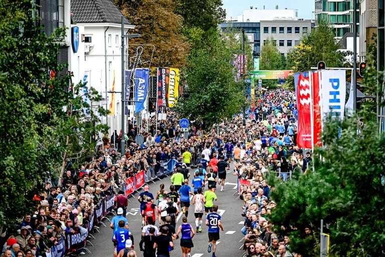 Drukte bij de finish van de marathon. (Foto: Eye4Images)