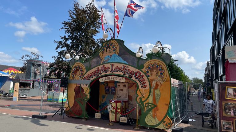 Het Vlooiencircus op de Tilburgse kermis (foto: Omroep Brabant).