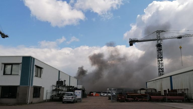 De rook was tegen twaalf uur nog niet verdwenen (foto: Ista van Galen).