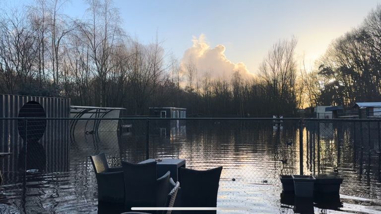 Het Tilburgse hondenpension kan bijna niets meer vanwege al het water op het terrein (foto: Floortje Steigenga).