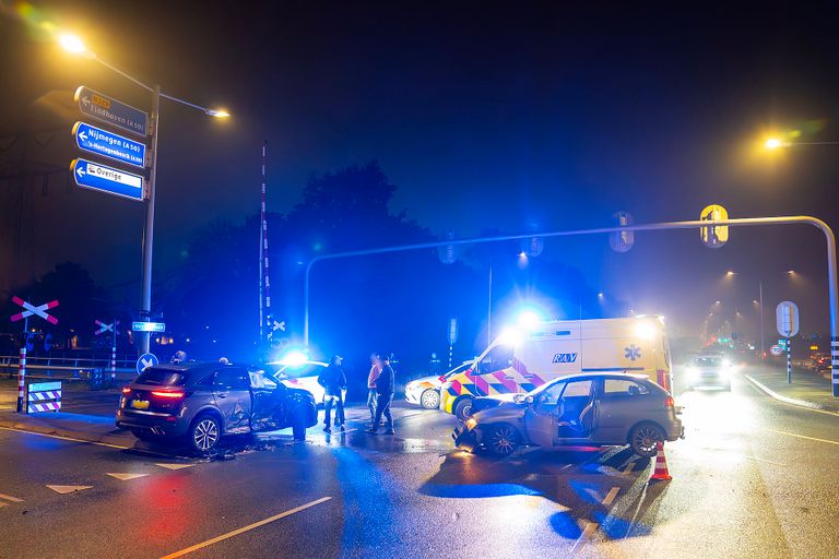 Vanwege het ongeluk werd de kruising in Oss een tijd lang afgesloten (foto: Gabor Heeres/SQ Vision).