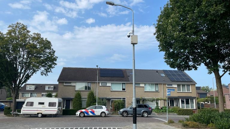 Camera opgehangen in Uden (Foto: Rene van Hoof)