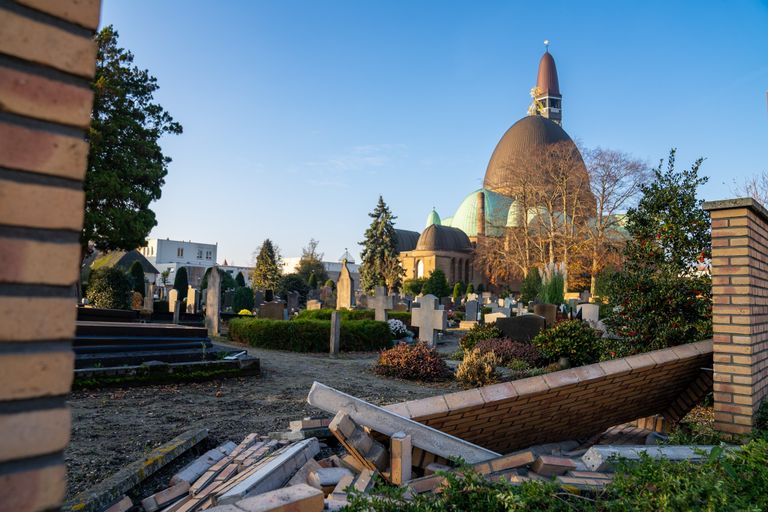 De omgevallen muur bij de Sint-Janskerk in Waalwijk (foto: Iwan van Dun/SQVision).