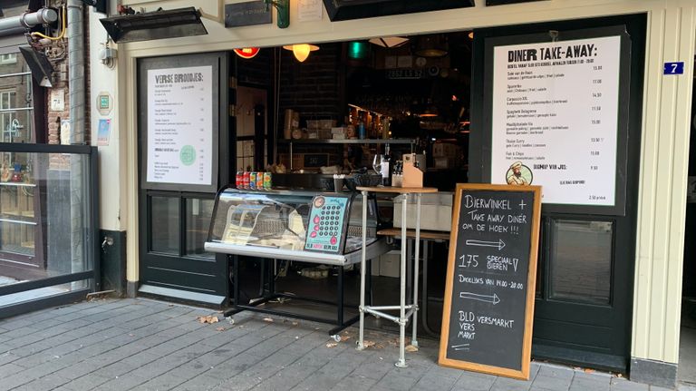 De vitrine bij Bar le Duc staat een paar centimeter op het terras en dat mag niet (foto: Jessica Ranselaar).