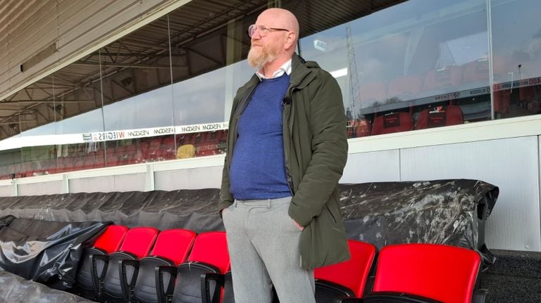 William Verkoelen vlakbij zijn vaste stoel in het GS Staalwerken Stadion. (Foto: Leon Voskamp)