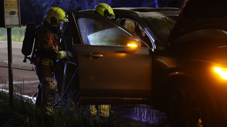 De brandweer bluste de auto (foto: Sander van Gils/SQ Vision).