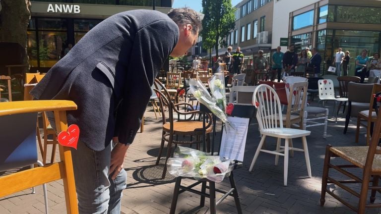 Gedeputeerde Stijn Smeulder leest het verhaal van een van de 114 verkeersslachtoffers (foto: Jan Peels).