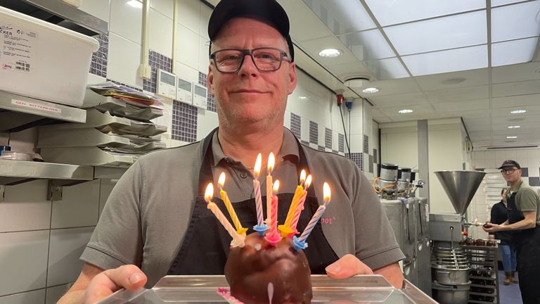 Bij banketbakkerij Jan de Groot vieren ze natuurlijk ook de verjaardag van de Bossche Bol (foto: Imke van de Laar).