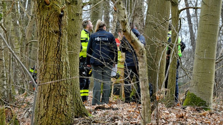 Diverse hulpverleners werden opgeroepen na de vondst van de uitgebrande auto in Oisterwijk (foto: Toby de Kort/SQ Vision).