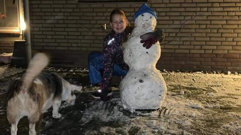 Jessica en de hond Rico spelen samen in de Loosbroekse sneeuw (foto: Mariska van de Rakt).