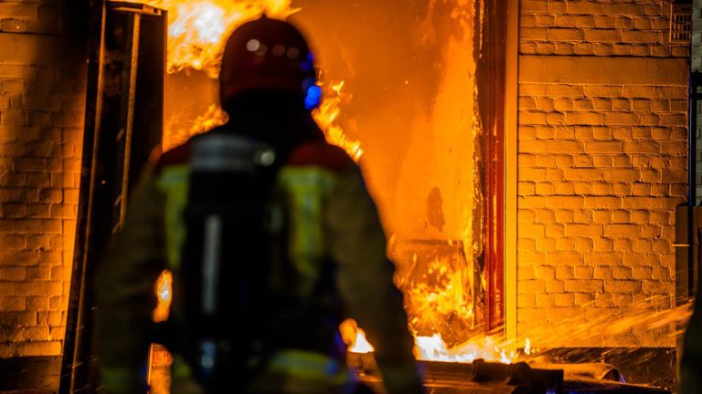 De uitslaande brand in Geldrop brak rond halfvier zondagnacht uit (foto: Dave Hendriks/SQ Vision).