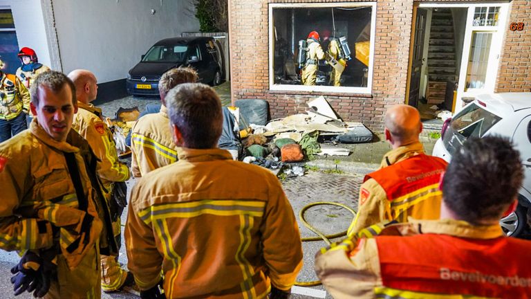 De brandweer voor het verwoeste huis aan de Mierloseweg in Helmond (foto: Dave Hendriks/SQ Vision).