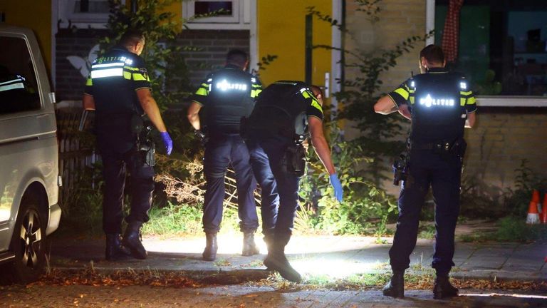 De politie doet onderzoek na het beschieten van een huis aan de Korenaar in Den Bosch (foto: Bart Meesters).