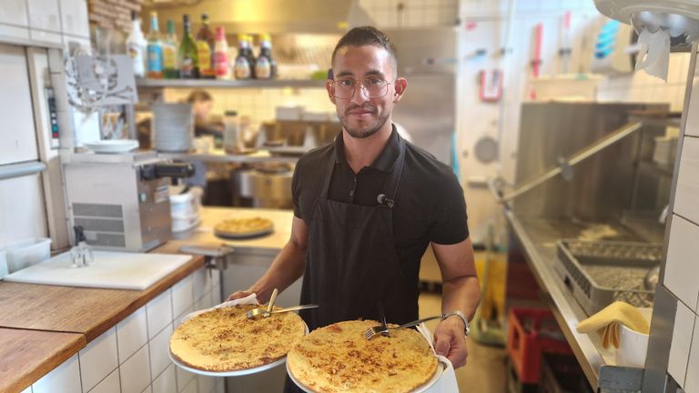 Stiefzoon Mauricio Franklin serveert zijn eerste pannenkoeken (foto: Noël van Hooft)