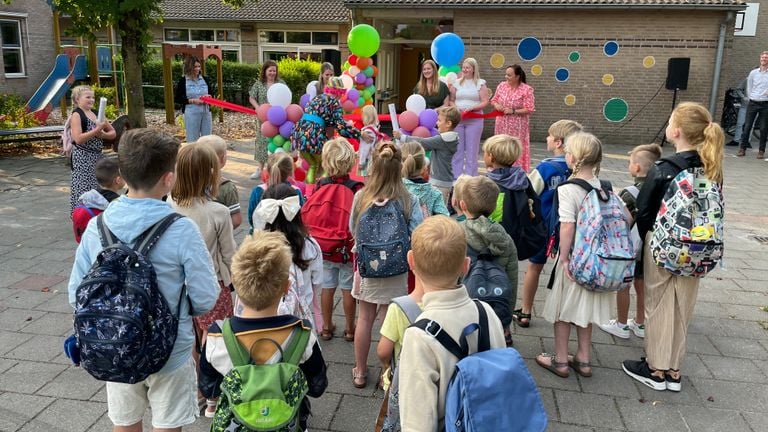 De basisschool werd feestelijk geopend (foto: Rogier van Son). 