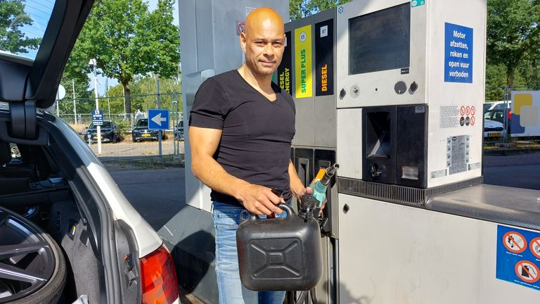 Het is druk bij de benzinepomp: ‘nog snel even volgooien voordat het duurder wordt’