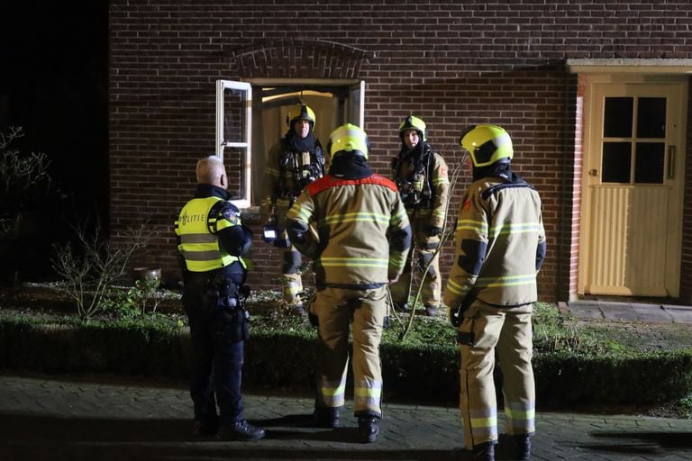 Brandweer en politie bij het getroffen huis in het dorp Zeeland (foto: Kevin Kanters/SQ Vision).