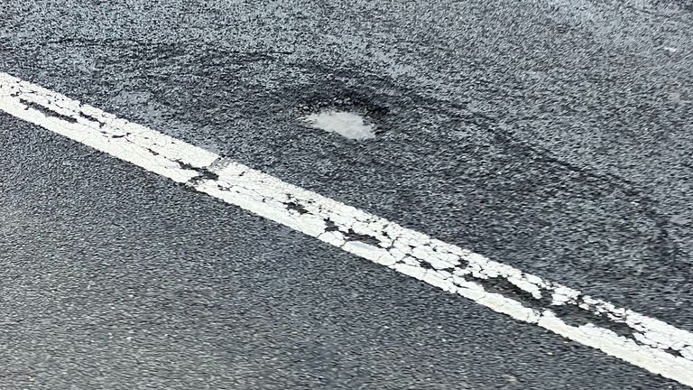 Het asfaltgat op de A67 bij Leenderheide is inmiddels hersteld (foto: X/Wis_Robert).