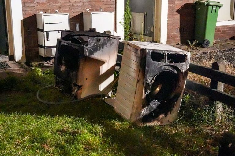 De droger en wasmachine werden bij de brand in Helmond verwoest (foto: Harrie Grijseels/SQ Vision).