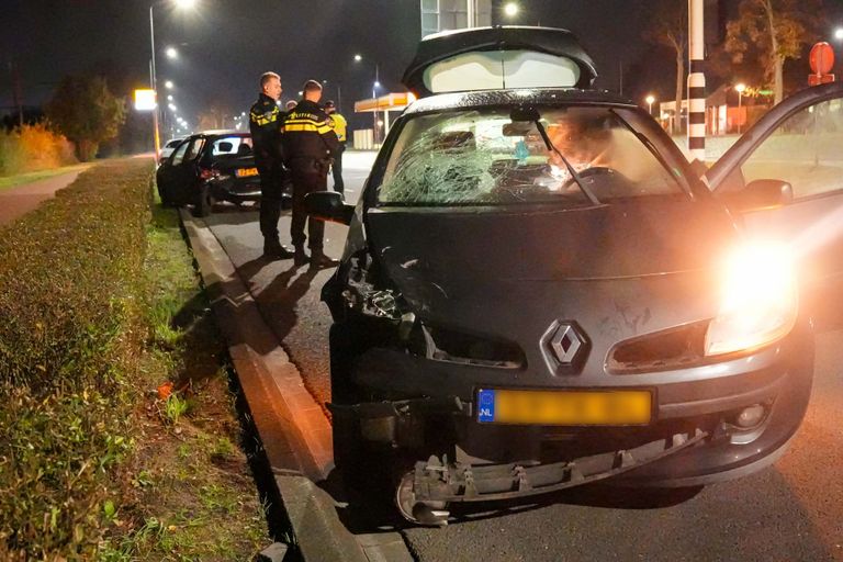 De auto's raakten bij de botsing in Helmond aanzienlijk beschadigd (foto: Harrie Grijseels/SQ Vision).