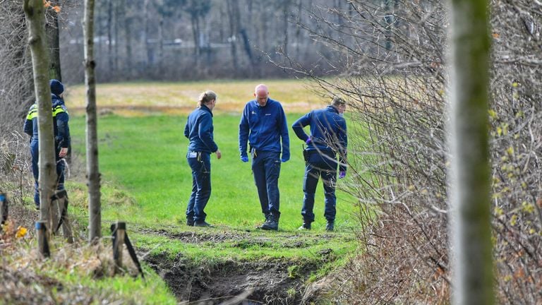 De omgeving in Hapert waar het lichaam werd gevonden, wordt uitgekamd (foto: Rico Vogels/SQ Vision).