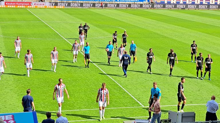 Derby tussen Willem II en NAC Breda tijdelijk gestaakt.