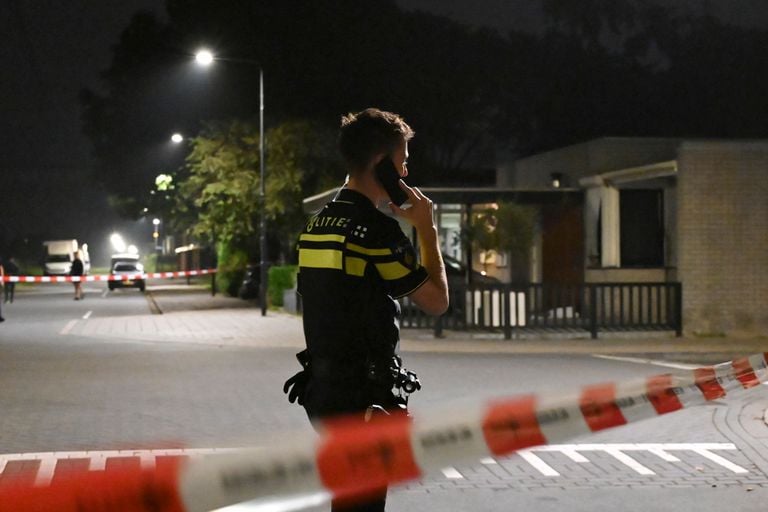 Vanwege het politieonderzoek werd de Passendalestraat afgesloten (foto: Perry Rovers/SQ Vision).