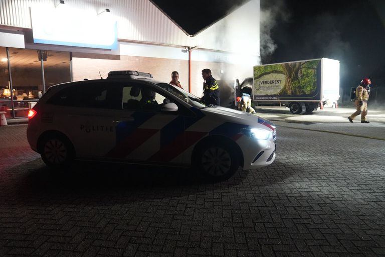 De politie doet onderzoek naar de brand bij de kringloopwinkel in Budel (foto: WdG/SQ Vision).