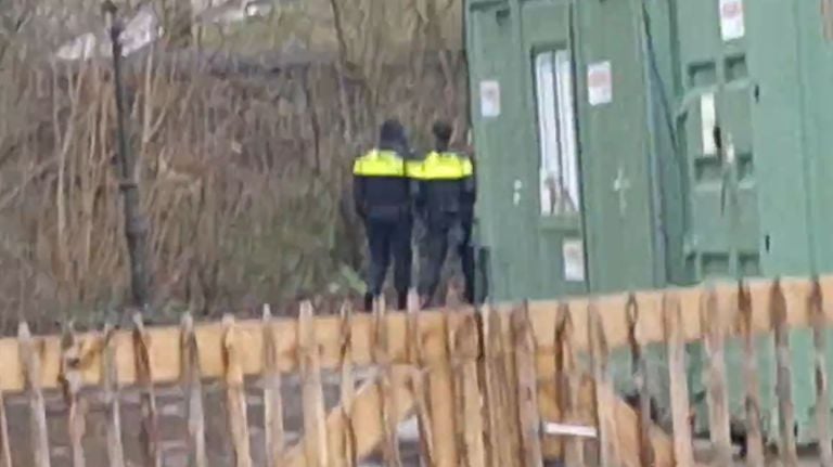 Een bezoeker filmde de agenten die de groep uit het park zetten (foto: tempelaars_lars/X)