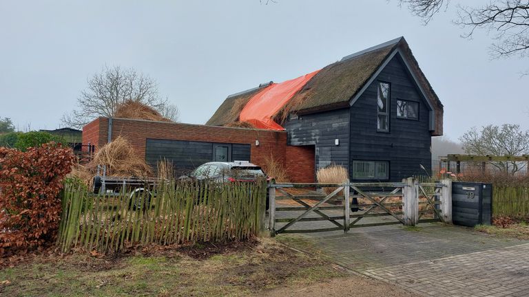 Het huis aan de Rielsedijk in Geldrop een dag na de brand (foto: Tom Berkers)