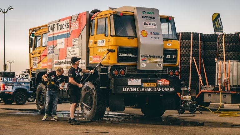 De DAF-truck uit 1984 tijdens Dakar 2022 (foto: ANP).