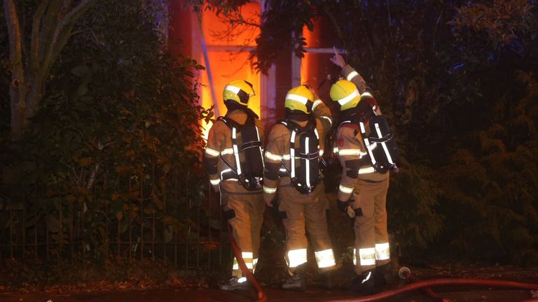 De vlammen slaan uit het huis aan de Taalstraat in Vught (foto: Bart Meesters).