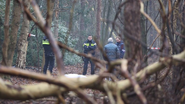 Onderzoek in het bos bij Helvoirt (foto: Bart Meesters).