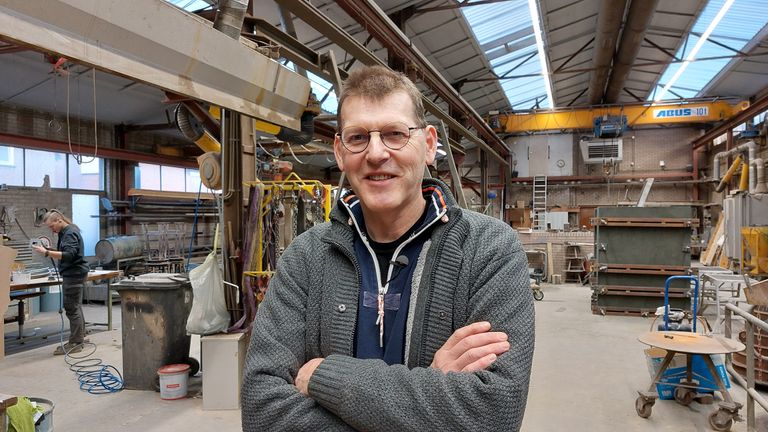 Joep van Brussel in de klokkengieterij.