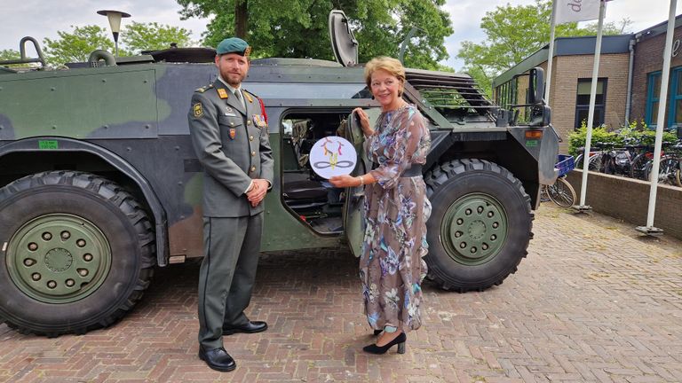 Luuk Elshout en Elly Blanksma (burgemeester Helmond) met de medaille (foto: Noël van Hooft)