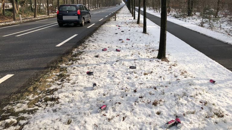 Langs de N282 werden zaterdag honderden gedumpte blikjes gevonden (foto: X/WIS_Sven).