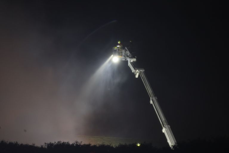 De brandweer bestreed het vuur in de stal in Boekel (foto: Kevin Kanters/SQ Vision).