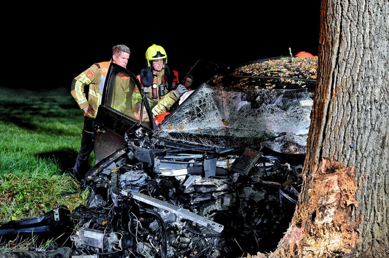 De auto botste frontaal op een boom naast de weg Heikant in Moergestel (foto: Toby de Kort/SQ Vision).