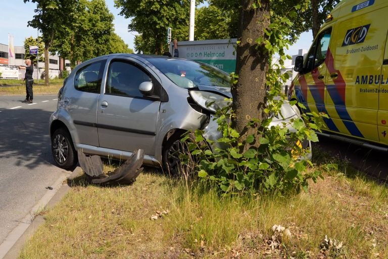 De tegen een boom gebotste wagen (foto: Harrie Grijseels/Persbureau Heitink).