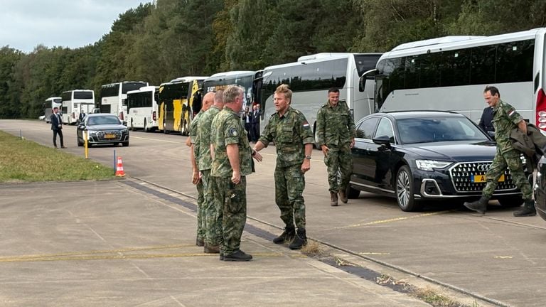 De koning komt aan op vliegbasis Eindhoven (foto: Raymond Merkx).