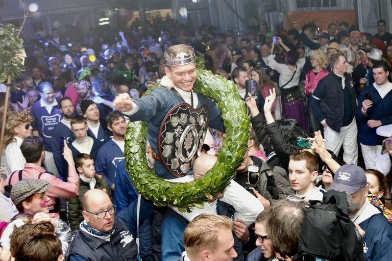 Winnaar Gijs Snijders op het 'Koningsbal' na de Metworstrennen. (Foto: Vereniging De Metworst)